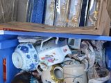 une boîte bleue remplie de nombreuses tasses à café de toutes sortes