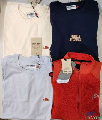 trois t-shirts pour homme et un t-shirt pour femme dans une boîte