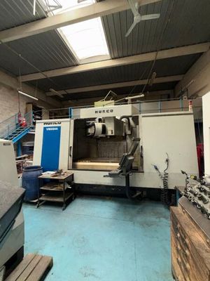 une grande machine installée dans une pièce
