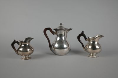 trois pièces de vaisselle, dont une théière, une cafetière et un pot à lait