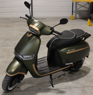 un scooter garé dans un garage