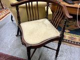 une chaise qui se trouve au milieu d'une pièce
