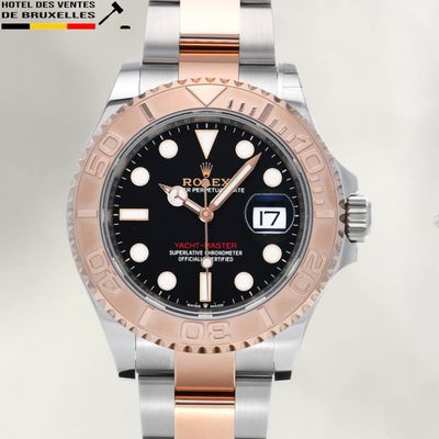 un gros plan d'une montre au cadran noir et au bracelet bicolore