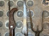 trois types d'outils différents qui se trouvent par terre