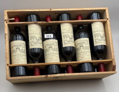 bouteilles de vin rouge dans un coffret en bois sur une table
