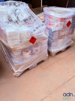 des boîtes de papier toilette empilées les unes sur les autres par terre