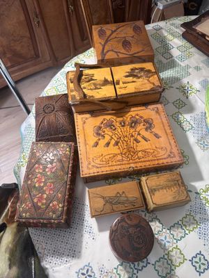 une table sur laquelle sont posés plusieurs cartons