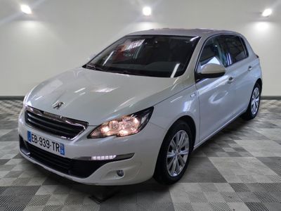 la petite voiture blanche est garée dans une grande pièce