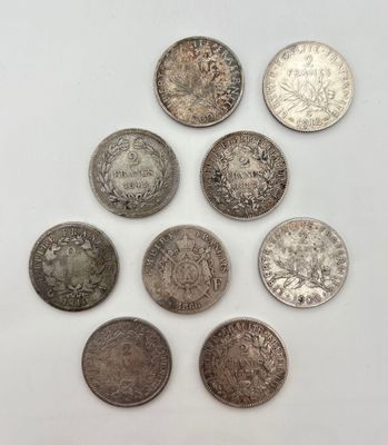 une collection d'objets en argent et de pièces d'argent provenant du monde entier