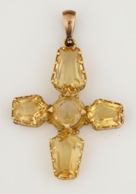 un gros plan d'une croix composée de cristaux jaunes