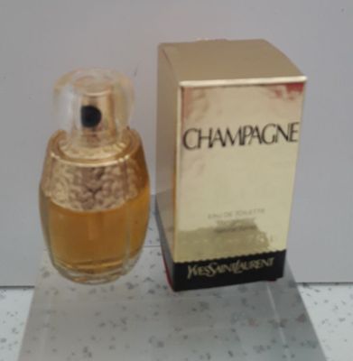 une photo d'une bouteille de champagne à côté d'une boîte