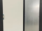 deux portes métalliques dans une pièce aux murs et au sol gris