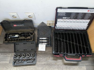 many tools that are sitting on a table