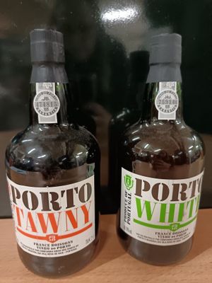 deux bouteilles de porto « to whi » et de porto « to whi » posées sur une table
