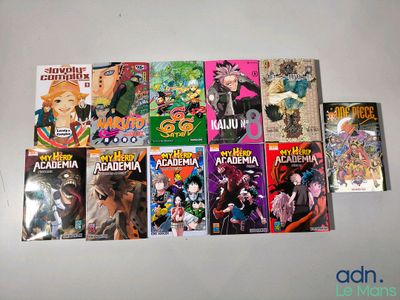 un grand nombre de bandes dessinées sur la table