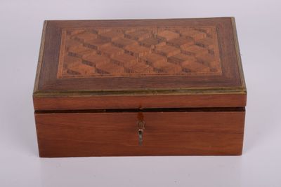 une vieille boîte en bois ornée d'un motif à carreaux