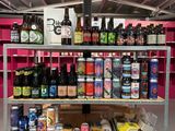 une étagère remplie de bouteilles et de canettes de bière dans une pièce
