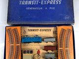 une boîte bleue contenant un circuit de train miniature