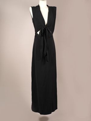 une robe noire sur un mannequin mannequin mannequin mannequin mannequin mann