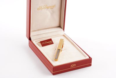 une boîte rouge contenant un stylo, posée sur une surface blanche