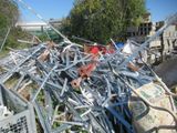 un tas de ferraille et d'autres déchets dans une cour