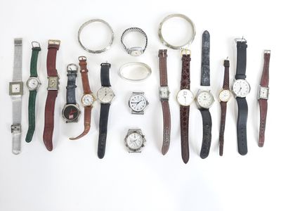 de nombreuses montres posées sur une surface blanche