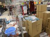 beaucoup de cartons empilés dans un magasin
