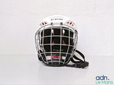 un casque posé sur une table