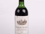 une bouteille de vin rouge posée sur une table blanche