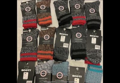 plusieurs paires de chaussettes pour homme empilées les unes sur les autres