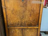 une armoire en bois surmontée d'un miroir
