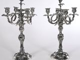 paire de chandeliers plaqués argent, ornés de fleurs et de feuilles