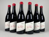 six bouteilles de vin rouge sont alignées