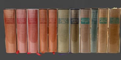 plusieurs vieux livres sont alignés sur une étagère