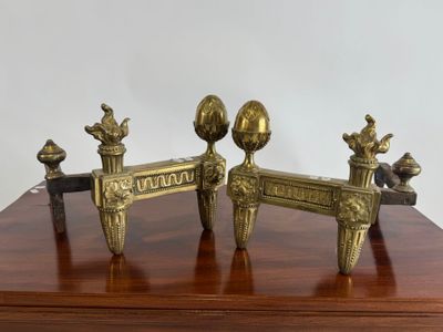 Paire de chenets en bronze ciselé et doré et fer à décor de … - Photo 1