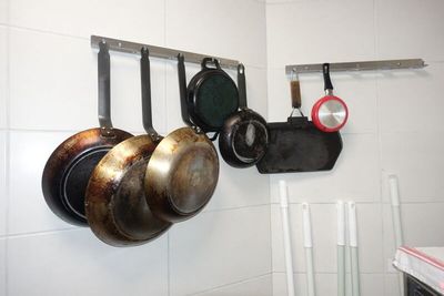 SUR DESIGNATION : Une batterie de cuisine composée de casser…