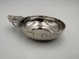 un plat ancien en argent muni d'une cuillère à manche