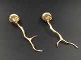 une paire de boucles d'oreilles plaquées or représentant une branche