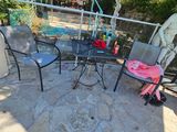 une table et des chaises sur une terrasse équipée d'un parasol