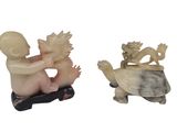 deux figurines représentant un garçon et une tortue sur un skateboard