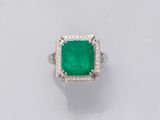 une bague en émeraude et diamant