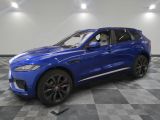 un SUV Jaguar bleu garé dans un showroom