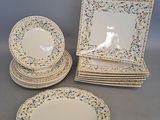 quatre assiettes et un bol sur la table