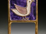 une image représentant un petit miroir sur lequel est peint un oiseau