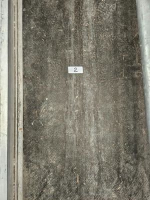 une image représentant une fenêtre sale sur laquelle figure un chiffre