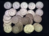 un grand nombre de pièces de monnaie qui se trouvent sur une surface noire