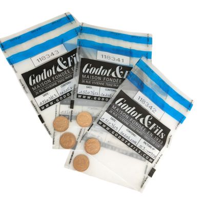 trois paquets de biscuits sont posés les uns à côté des autres sur une surface blanche