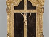 une image représentant un crucifix en bois sur lequel figure une croix