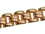 une image d'un gros plan d'un bracelet en or sur un fond blanc