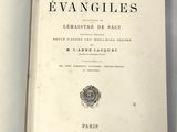un livre ouvert sur une table, avec une étiquette de prix dessus